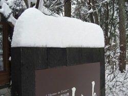 メリメロ看板の上に積もった雪